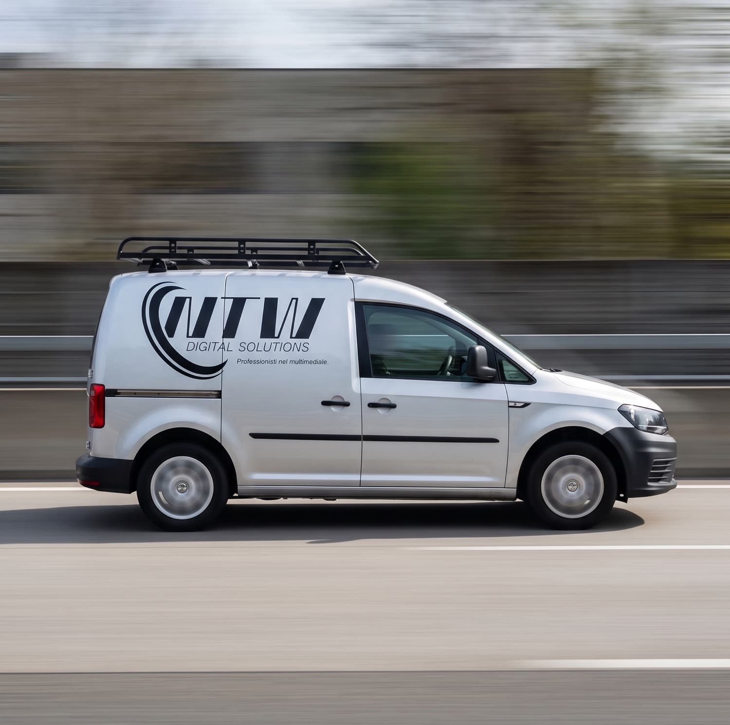 NTW Firmenwagen unterwegs auf der Autobahn.