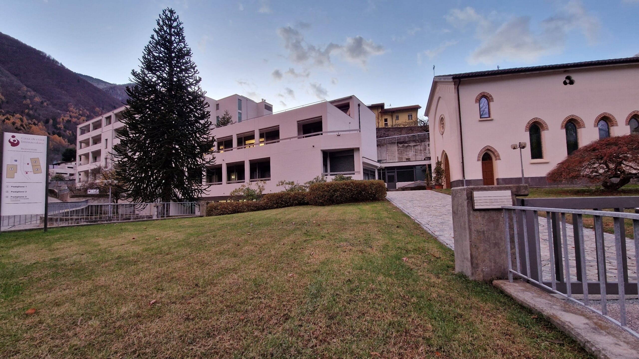 Complesso della Casa di cura Immacolata a Roveredo con chiesa e giardino.