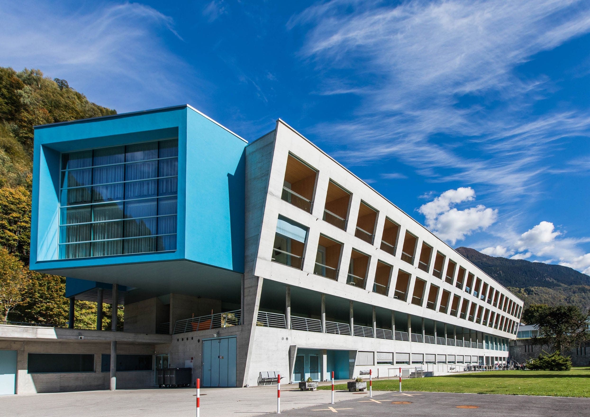 Nuovo edificio della Clinica di Riabilitazione EOC di Faido con corpo a sbalzo blu.