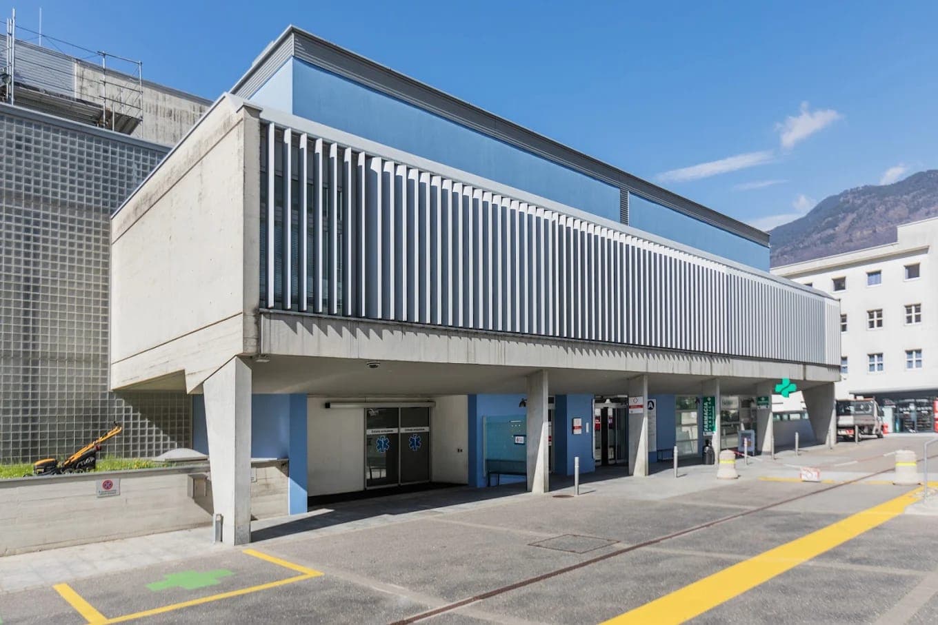 Corpo d’ingresso dell’Ospedale San Giovanni di Bellinzona con fronte a lamelle.