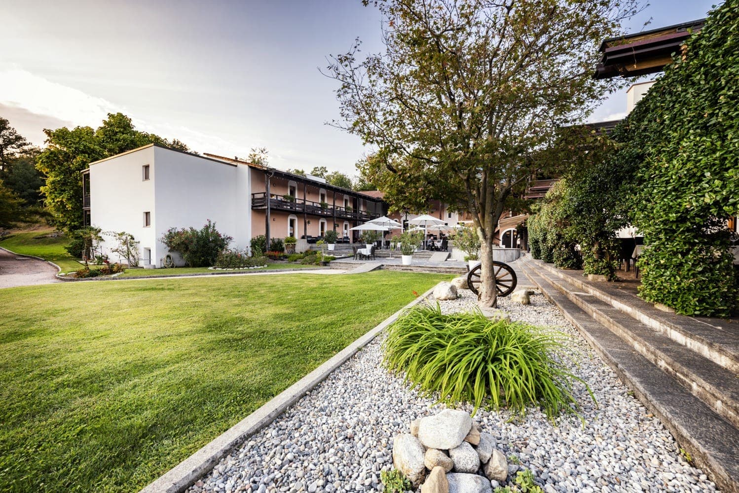 Giardino dell’Hotel I Grappoli a Sessa con la dépendance e la terrazza ombreggiata del ristorante.