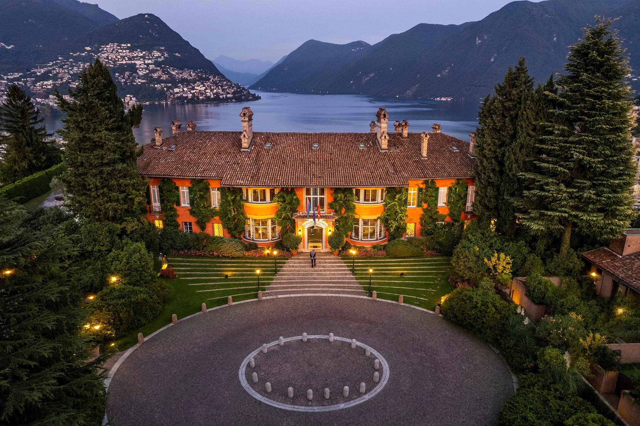 Villa dell’Hotel Principe Leopoldo di sera, sullo sfondo Lugano e il lago.