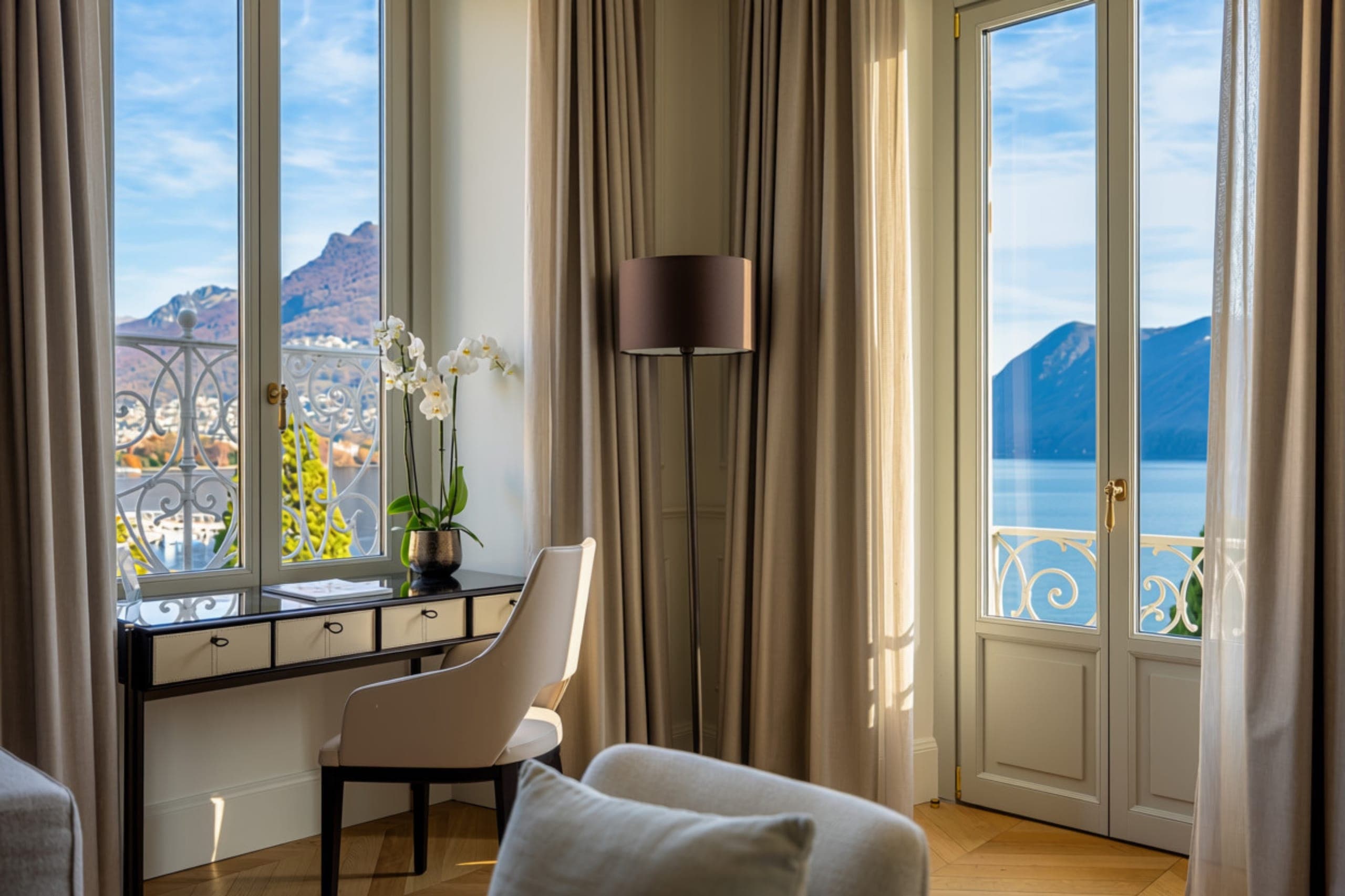 Suite dell’Hotel Splendide Royal con scrivania e portefinestre sul Lago di Lugano.
