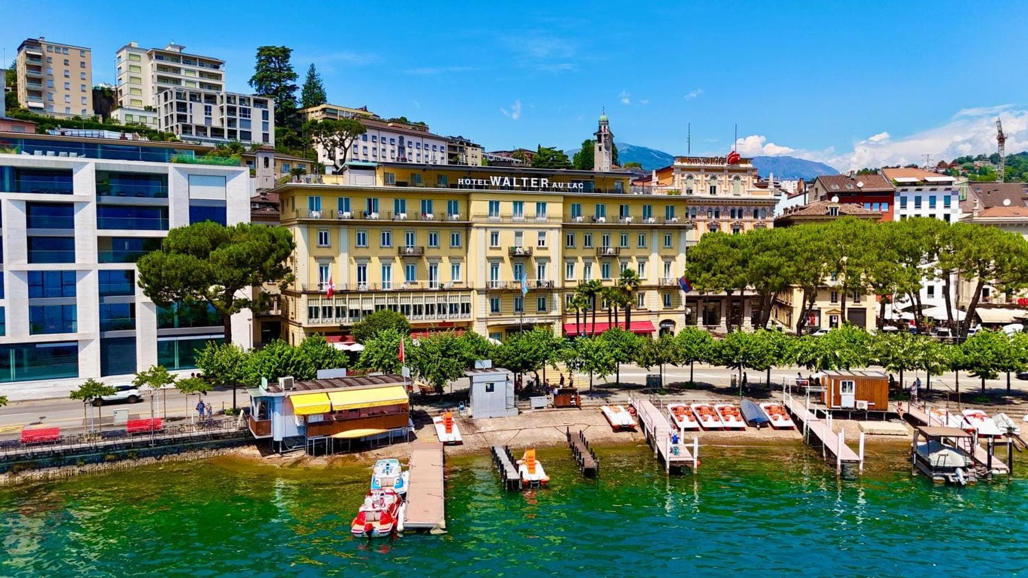 Facciata dell’Hotel Walter au Lac sul lungolago di Lugano con i pontili davanti.